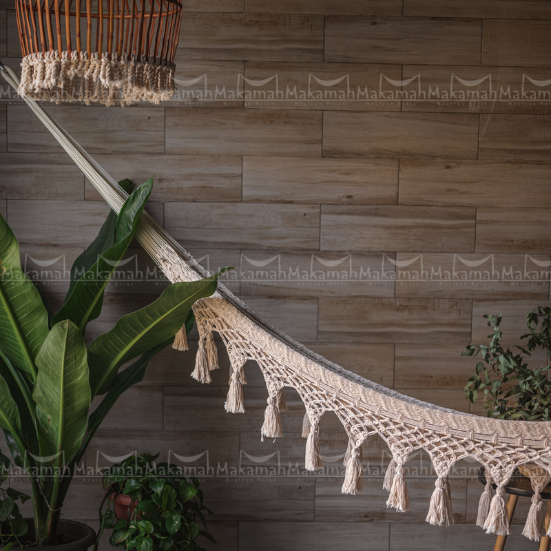 Hamaca Boho con Macramé y Pompones Algodón Crudo