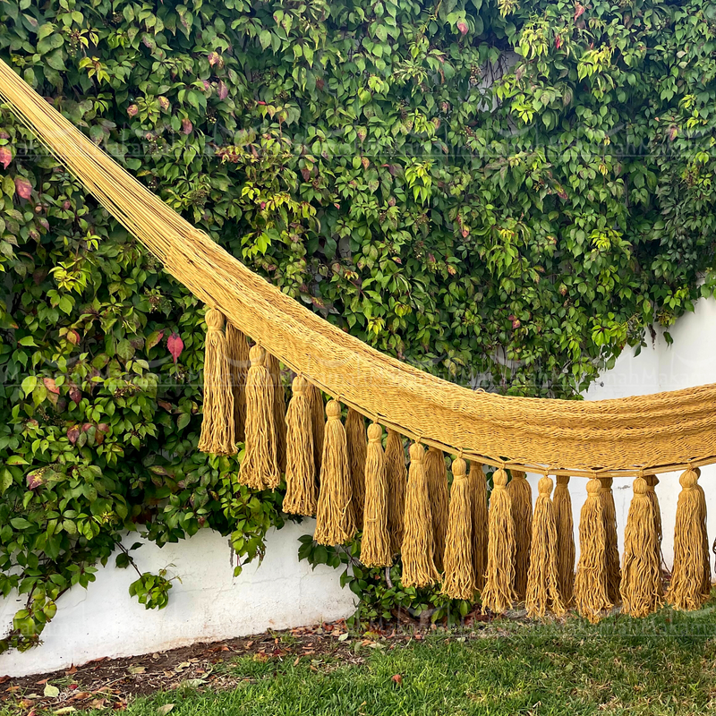 Hamaca Boho con Pompones Largos Mostaza