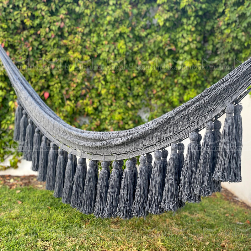 Hamaca Boho con Pompones Largos Gris