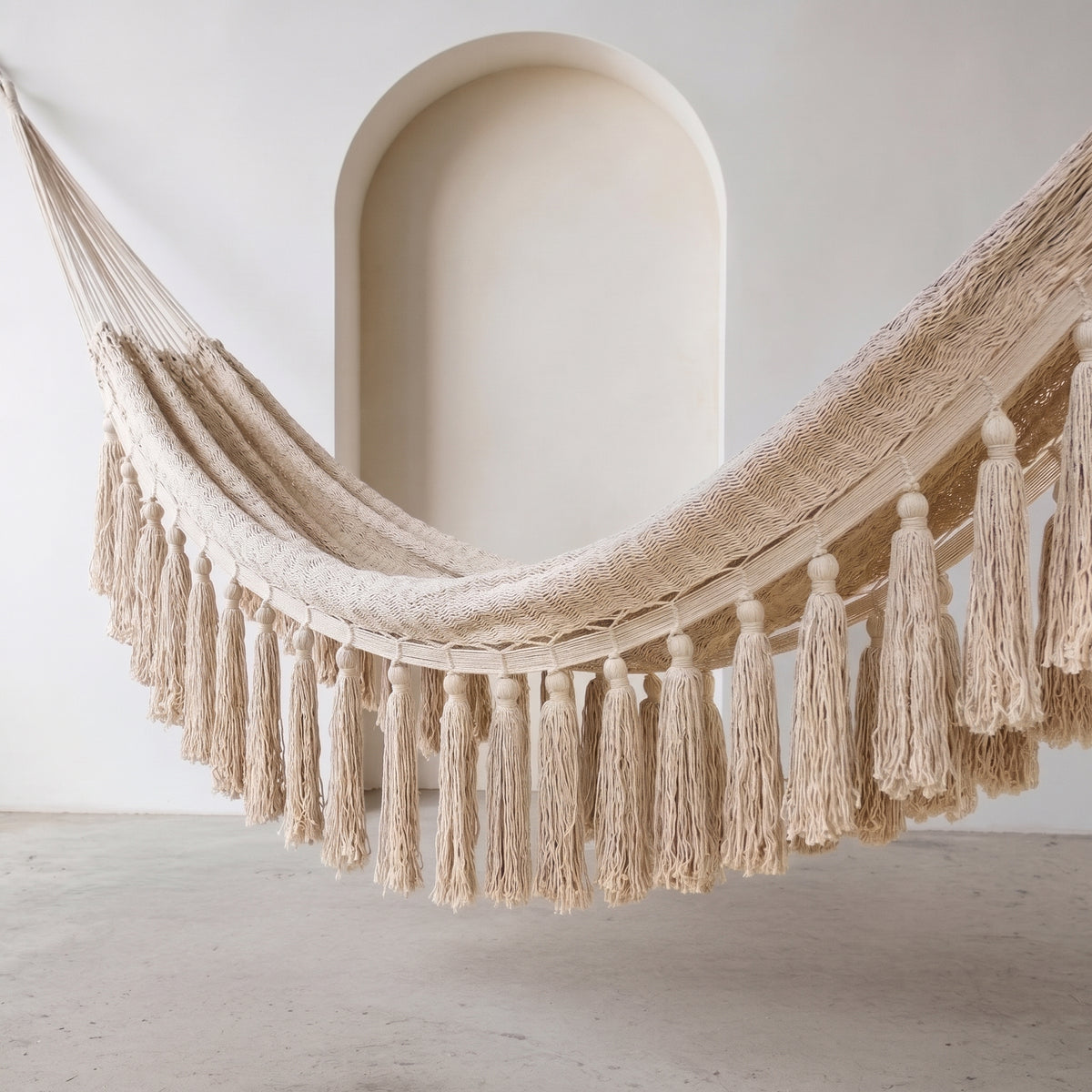 Hamaca Boho con Pompones Largos Crudo