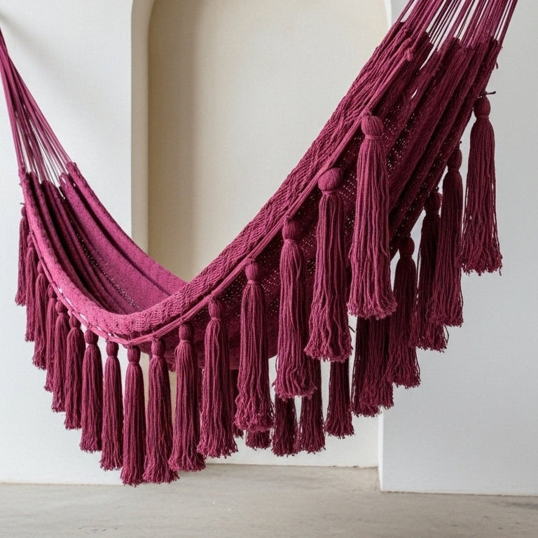 Hamaca Boho con Pompones Largos Vino