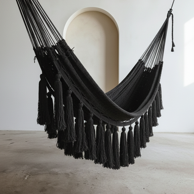 Hamaca Boho con Pompones Largos Negra