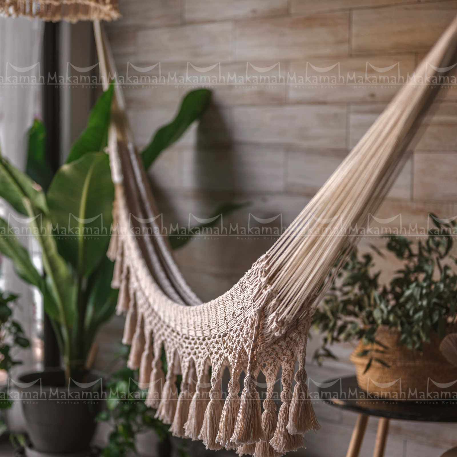Hamaca Boho con Macramé y Pompones Algodón Crudo