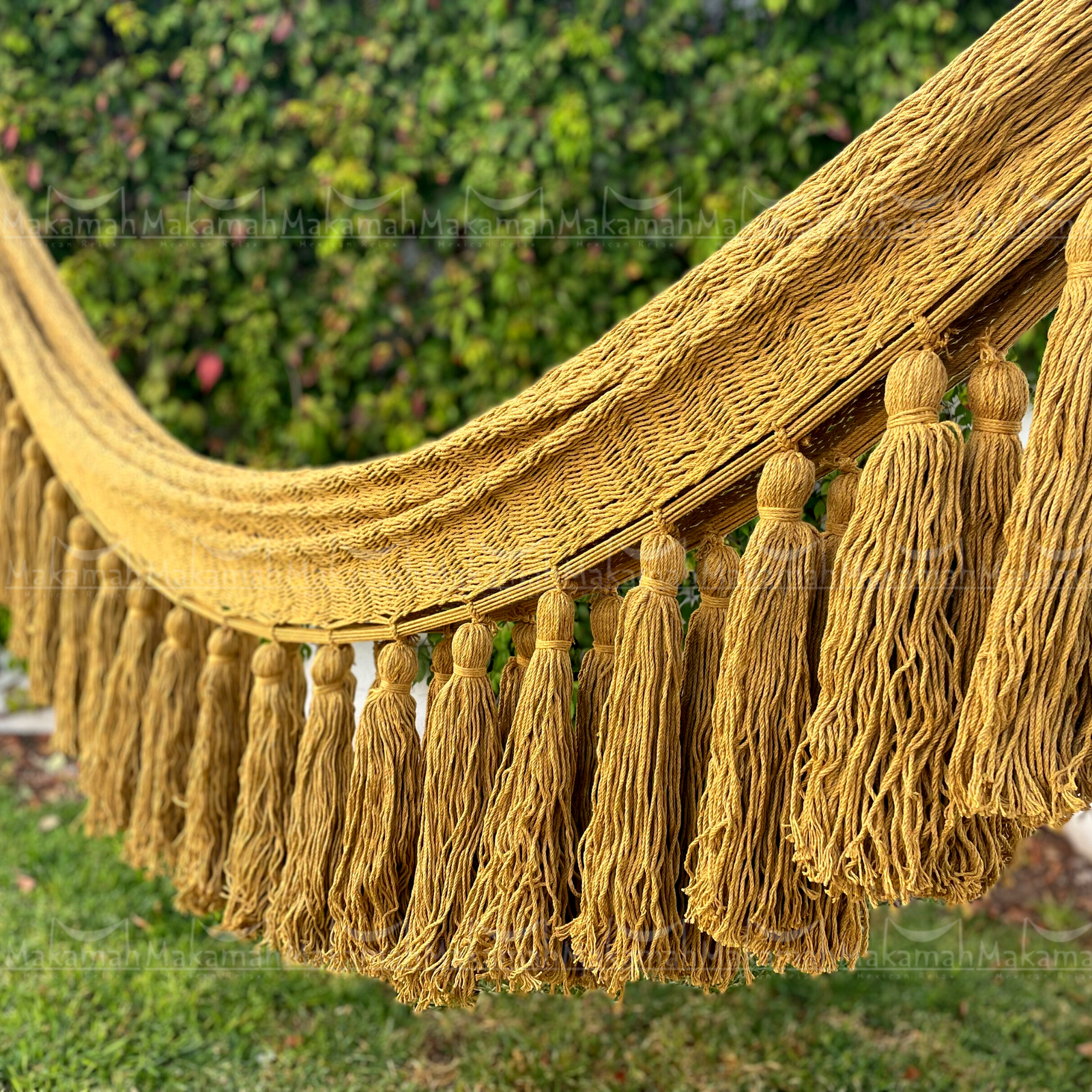 Hamaca Boho con Pompones Largos Mostaza