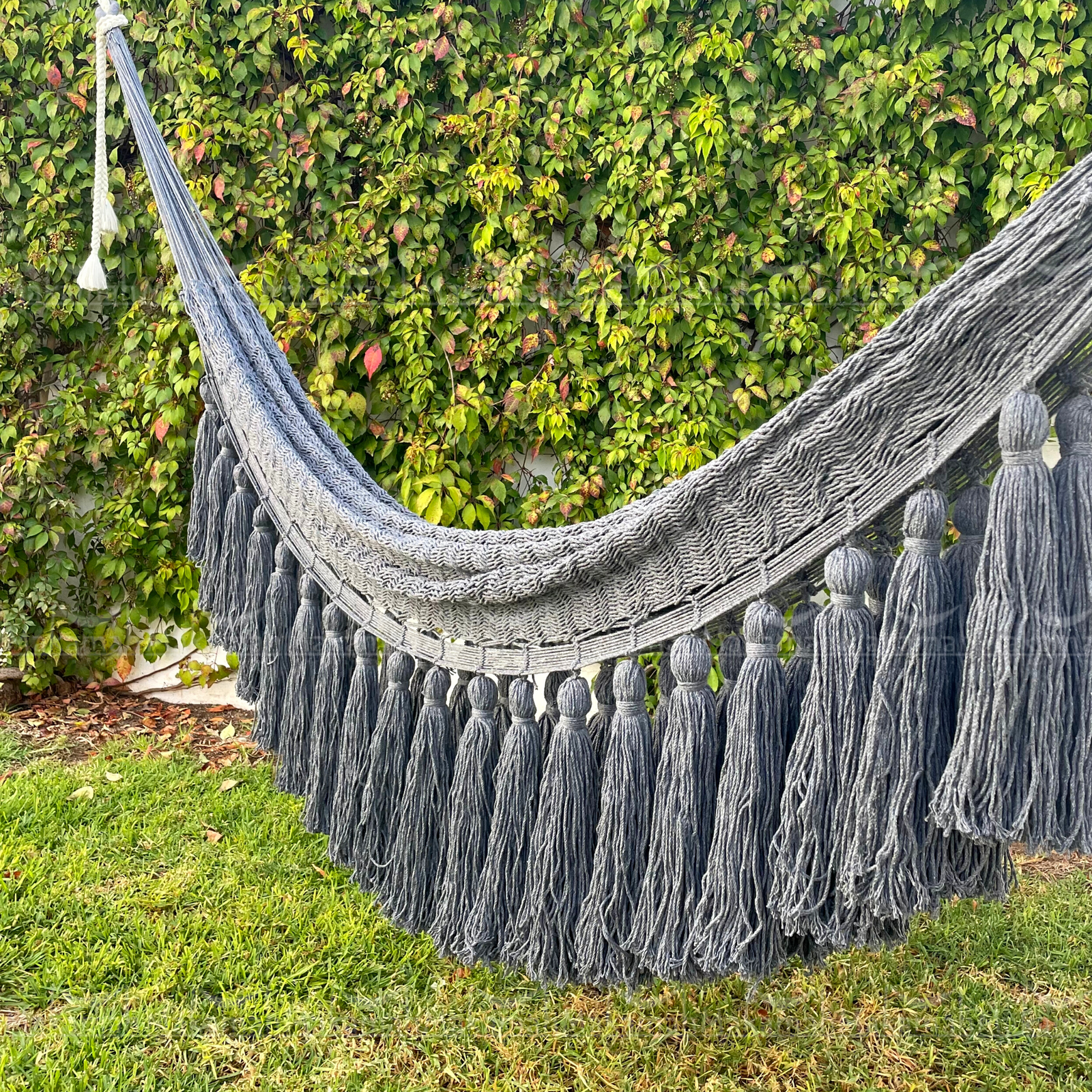 Hamaca Boho con Pompones Largos Gris