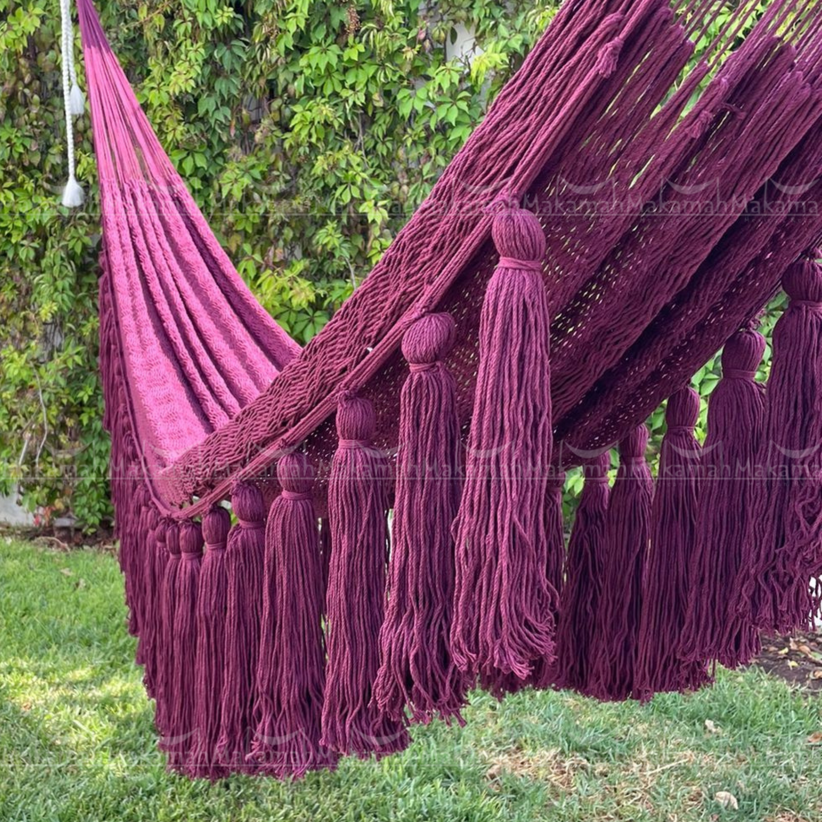 Hamaca Boho con Pompones Largos Vino