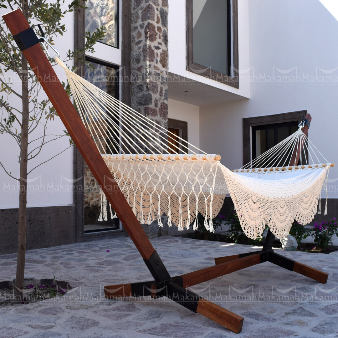 hamaca con madera y aplicaciones tejidas en algodón